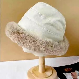 Women’s winter hat Cream/beige faux fur fleece lined two ways to wear NWOT